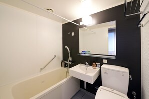 Een bad/douchecombinatie, gratis toiletartikelen, een haardroger