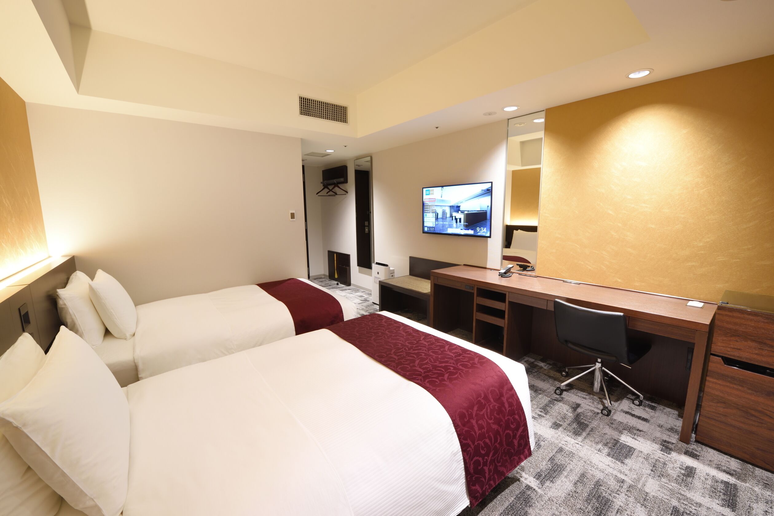 1 bedroom, premium bedding, down duvets, desk