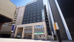 Ein mehrgeschossiges Hotel mit einem FamilyMart Geschäft im Erdgeschoss.