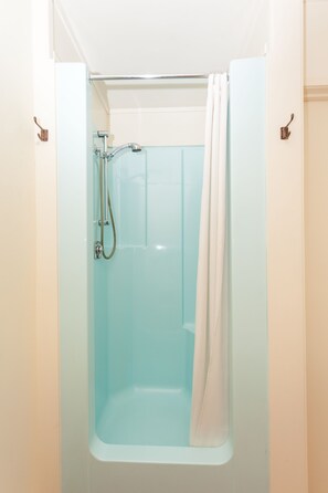 Family Room, 1 Bedroom | Bathroom | Shower, free toiletries, hair dryer, towels - Kerikeri Court Motel (Kerikeri)