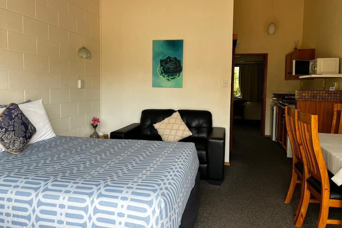 Standard Room, 2 Bedrooms | Living area