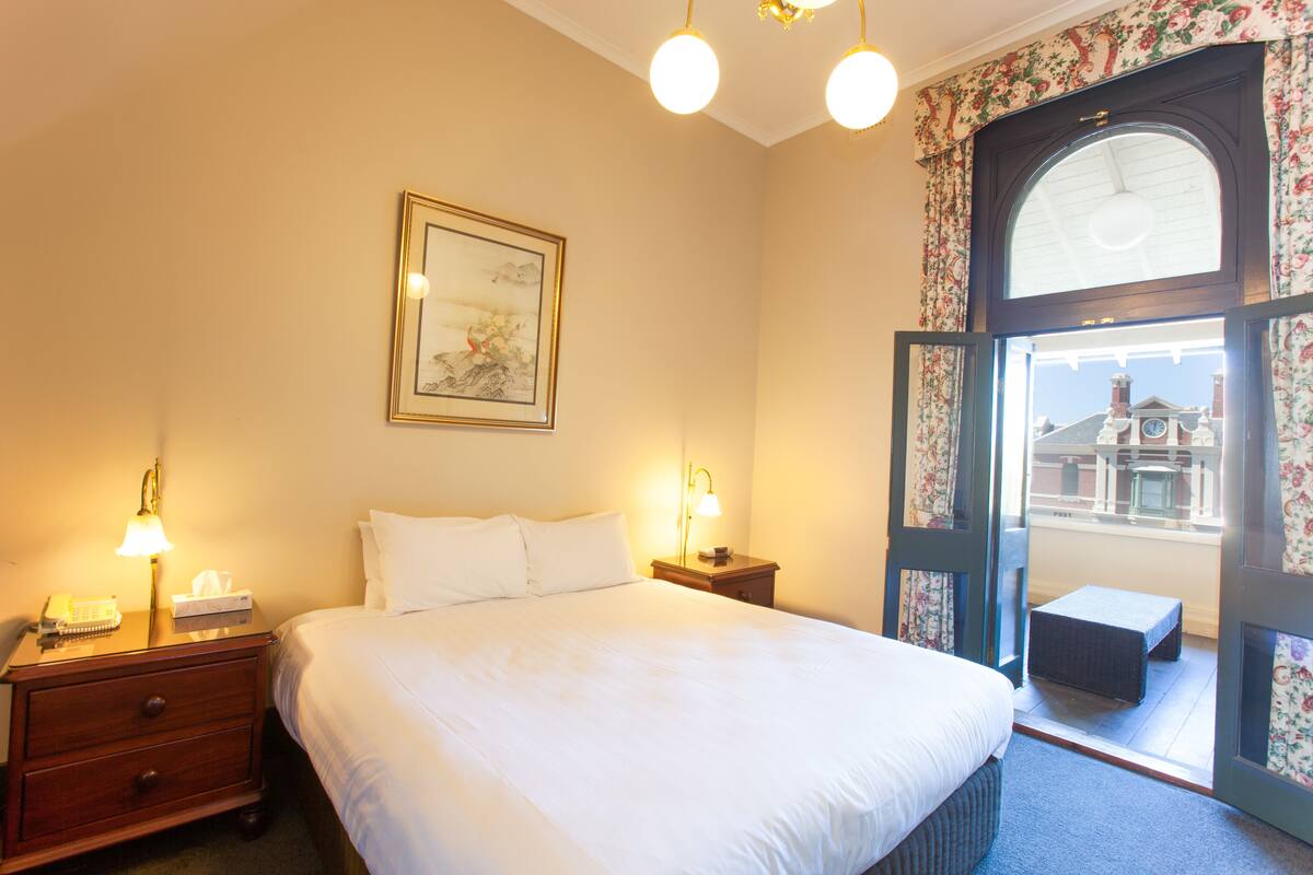 Desk, iron/ironing board, rollaway beds, free WiFi
