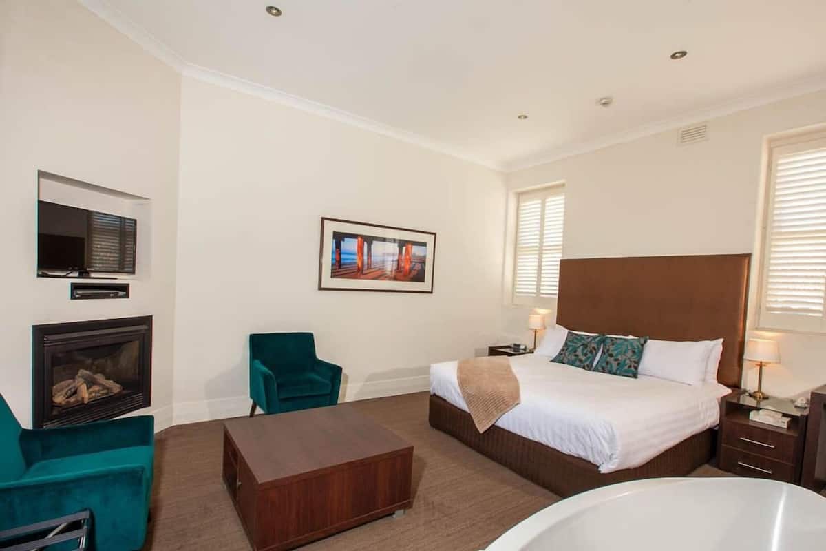 Desk, iron/ironing board, rollaway beds, free WiFi