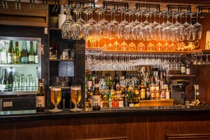 Serves lunch and dinner