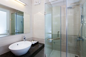 Combined shower/tub, deep soaking tub, free toiletries, hair dryer - Charming 2 Hotel (Hanoi)