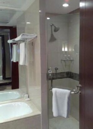 Separate bathtub and shower, hair dryer, bathrobes, towels - YaoJiang New Century Grand Hotel Zhuji (Shaoxing)