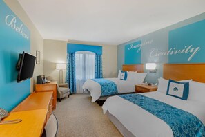 خزنة داخل الغرفة ومكتب ومساحة عمل للكمبيوتر المحمول ومكواة/لوح كي