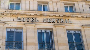 A building with the sign "HOTEL CENTRAL" above the windows. - Hotel Central (Poitiers)