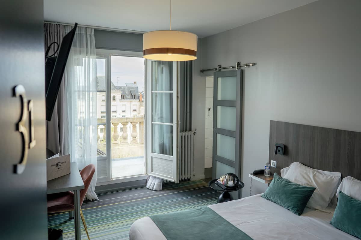 Premium tweepersoonskamer | Luxe beddengoed, een bureau, verduisterende gordijnen