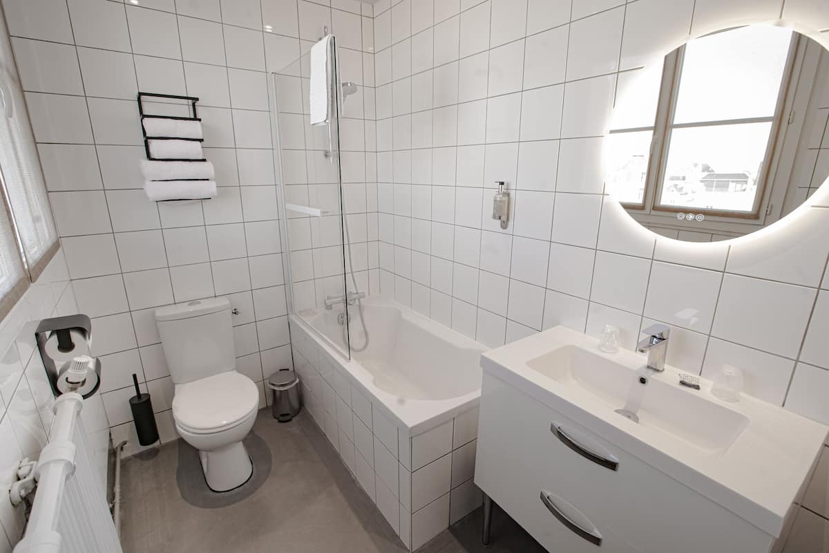 premium double room | bathroom | free toiletries, hair dryer, towels, soap