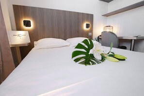 Chambre économique double pour 1 personne | Literie de qualité, bureau, rideaux d’obscurcissement