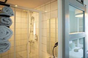 Chambre Prestige double | Salle de bain | Articles de toilette (gratuits), séchoir à cheveux, serviettes fournies