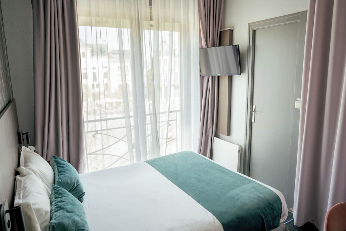 Economy tweepersoonskamer, voor 1 persoon | Luxe beddengoed, een bureau, verduisterende gordijnen