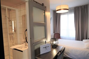 Premium Double Room | Premium bedding, desk, blackout drapes, soundproofing - Hotel Central (Poitiers)