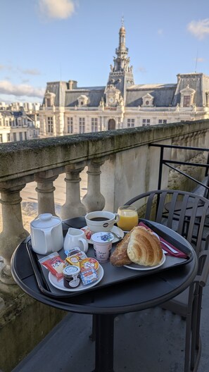 Chambre Prestige double | Repas dans la chambre