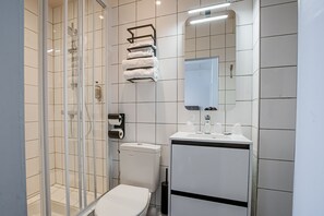 Family Triple Room | Bathroom | Free toiletries, hair dryer, towels, soap - Hotel Central (Poitiers)