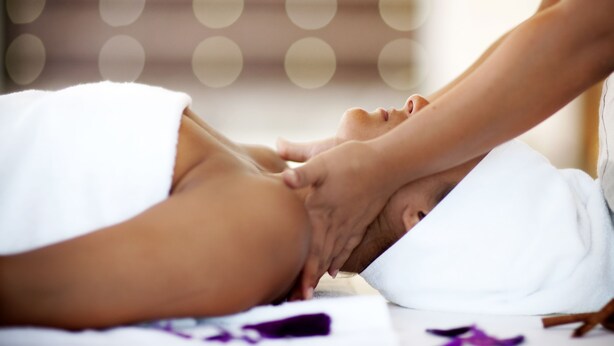 Une séance de massage axée sur les mains et les pieds des participants.
