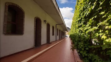 Camera quadrupla, vista mare parziale | Esterni
