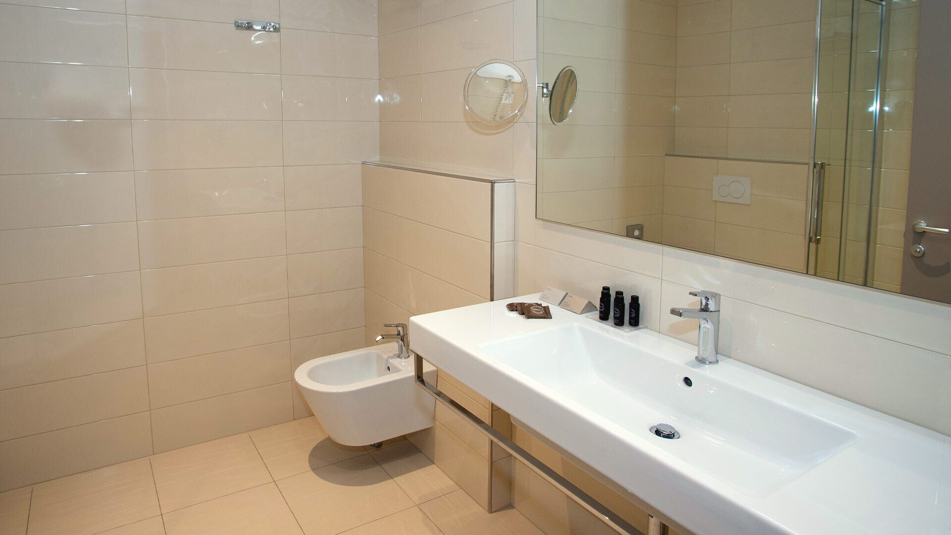 junior room | bathroom | shower, rainfall showerhead, free toiletries, hair dryer