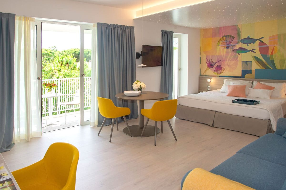 junior room | egyptian cotton sheets, premium bedding, select comfort beds, minibar