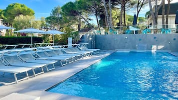 Outdoor pool, pool umbrellas, sun loungers