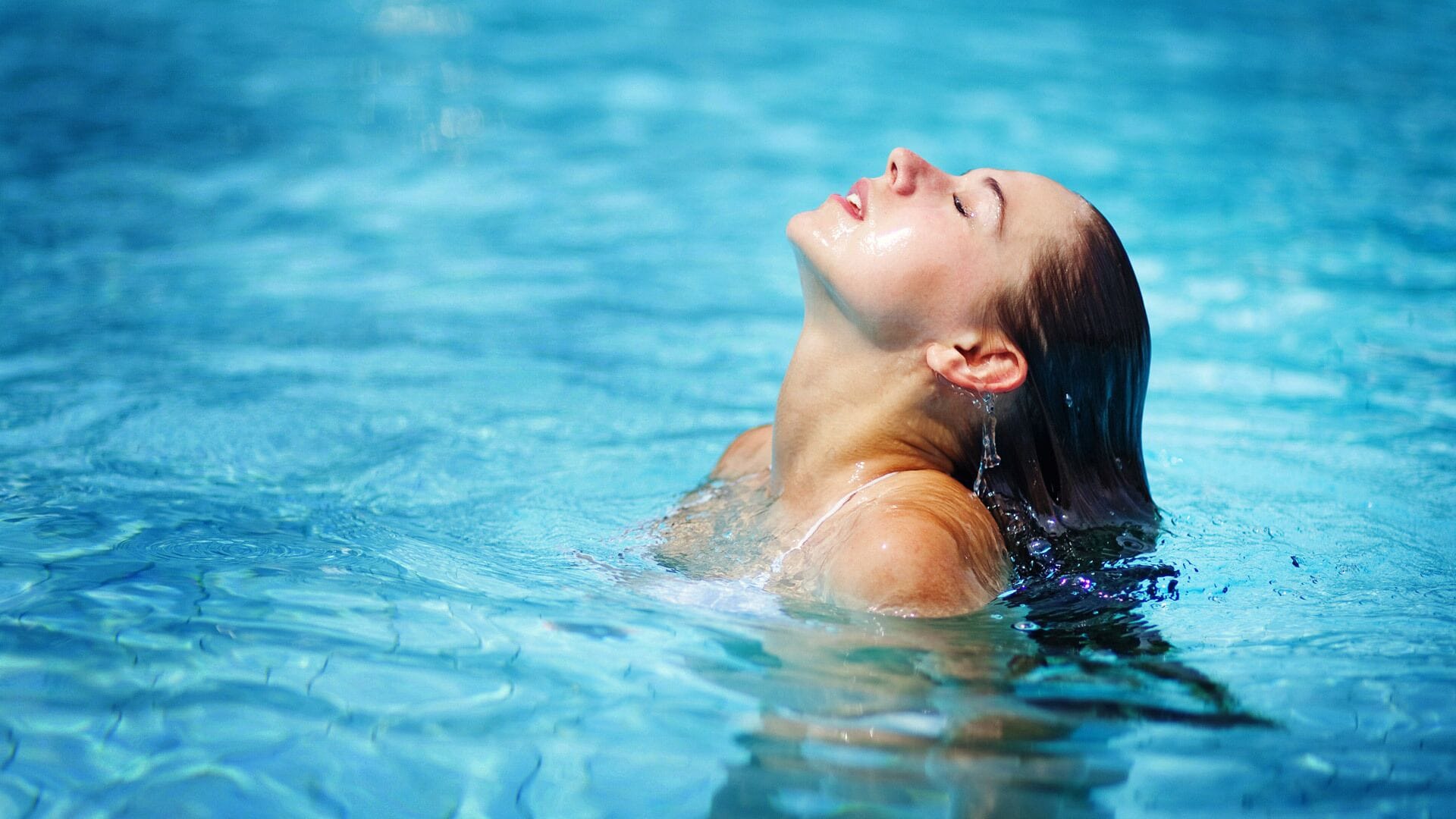 Une personne dans une piscine.