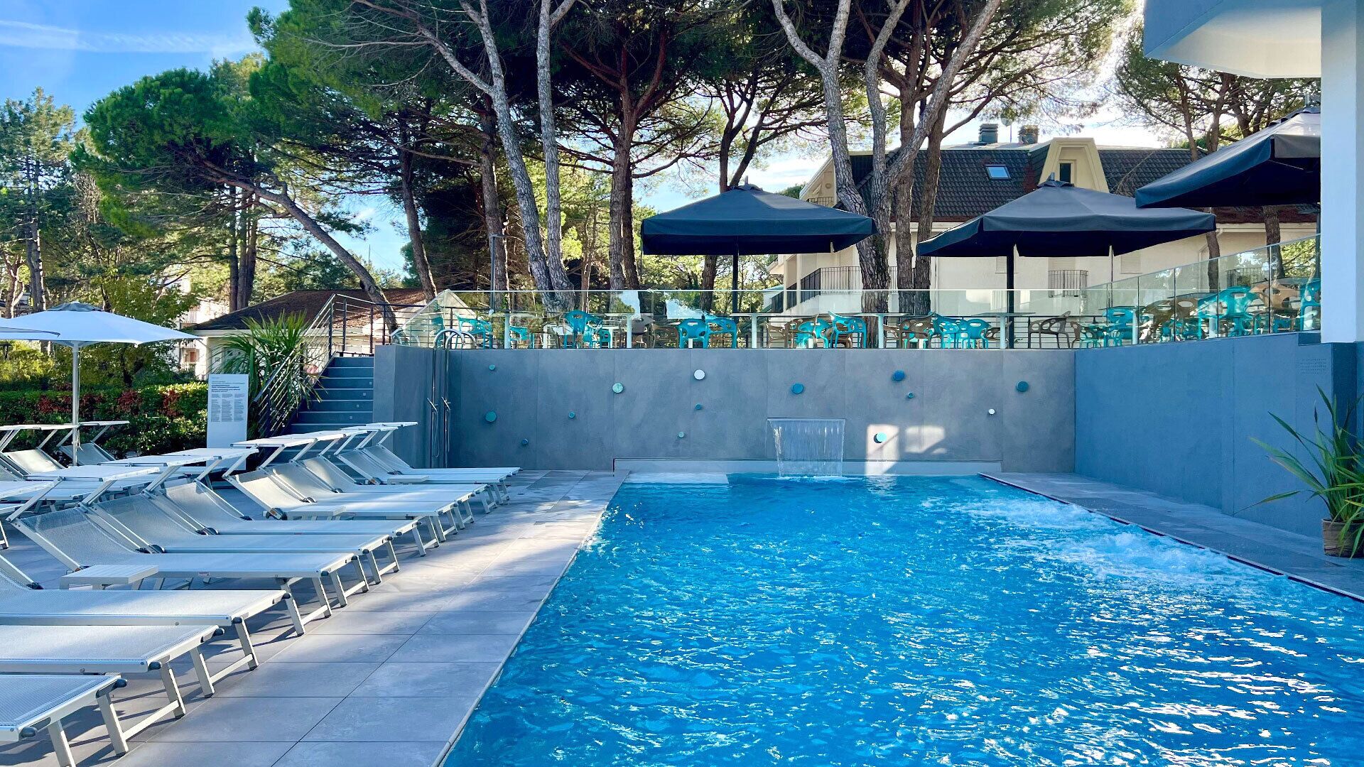 Outdoor pool, pool umbrellas, sun loungers