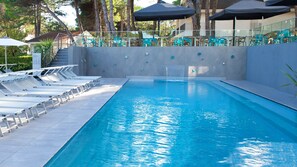 Petit déjeuner et dîner servis sur place, vue sur le jardin