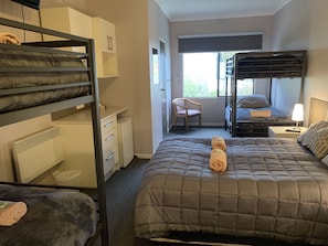 Quarto família, várias camas | Vista do quarto