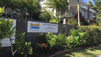 Schild für das Metzo Noosa Resort mit Kontaktinformationen und Webseite.