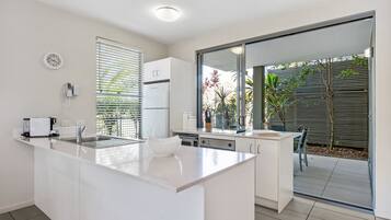 Full-size fridge, microwave, oven, stovetop