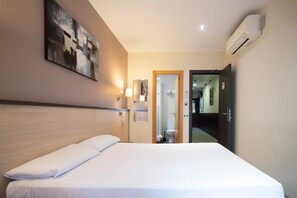 Pillowtop beds, in-room safe, iron/ironing board, free WiFi - Hostal Las Flores (Barcelona)