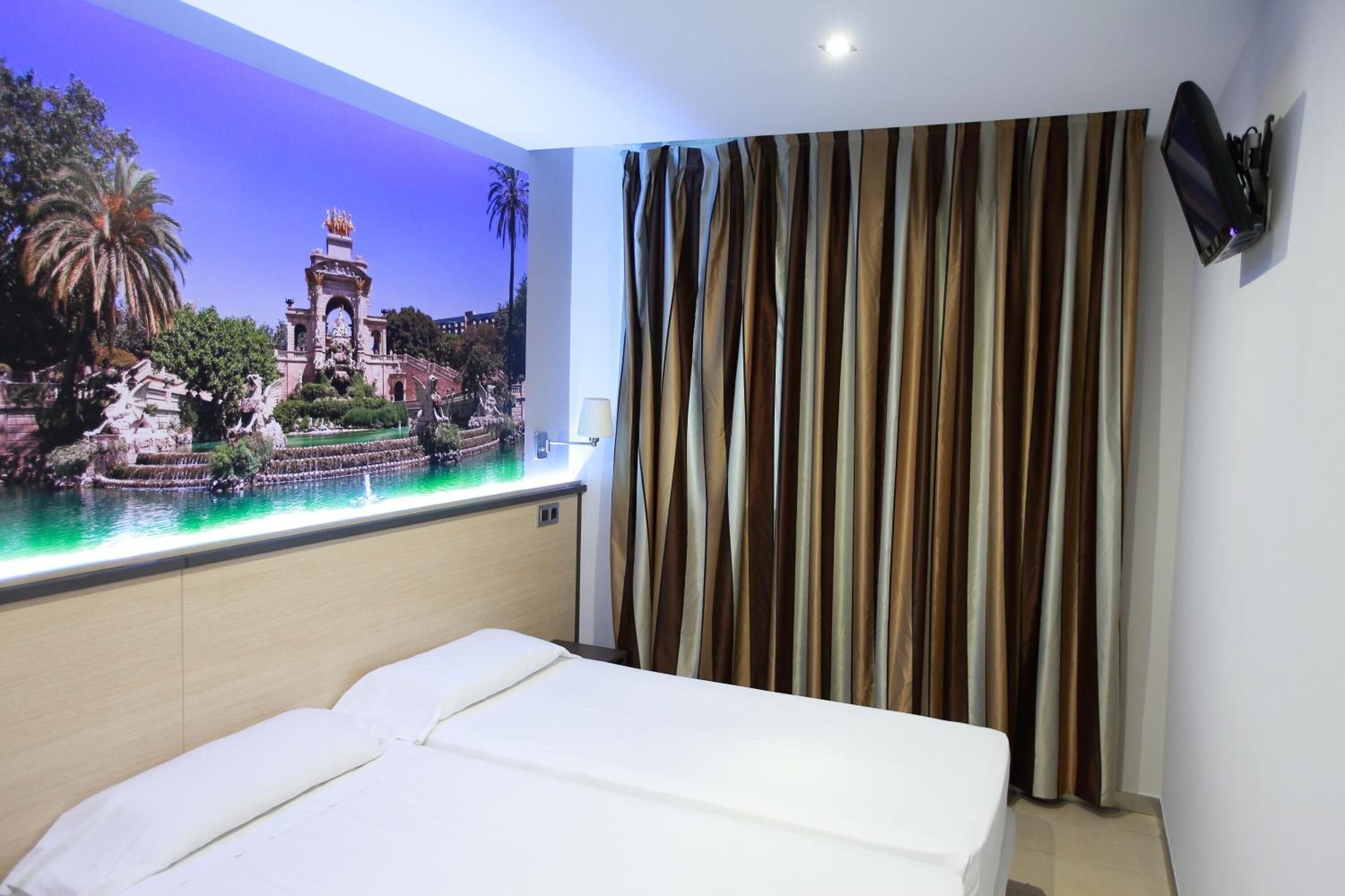 Pillowtop beds, in-room safe, iron/ironing board, free WiFi