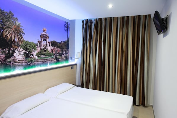 Pillow-top beds, in-room safe, iron/ironing board, free WiFi - Hostal Las Flores (Barcelona)