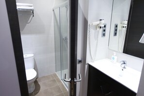 Shower, hair dryer, towels - Hostal Las Flores (Barcelona)