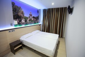 Colchones con pillow-top y caja de seguridad en la habitación 