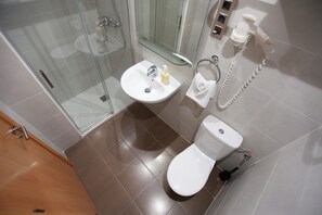 Double or Twin Room | Bathroom | Shower, hair dryer, towels - Hostal Las Flores (Barcelona)