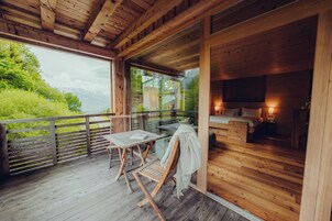 Ropa de cama hipoalergénica y caja de seguridad en la habitación 