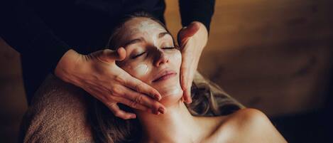 Une personne qui reçoit un soin du visage.