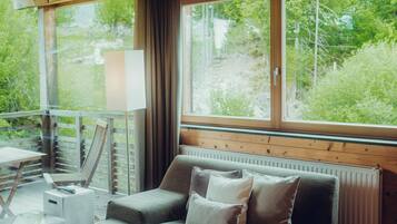 Suite, vistas a la montaña (Mountain Love) | Ropa de cama hipoalergénica, caja fuerte, mobiliario individual