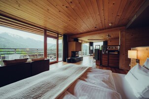 Ropa de cama hipoalergénica y caja de seguridad en la habitación 