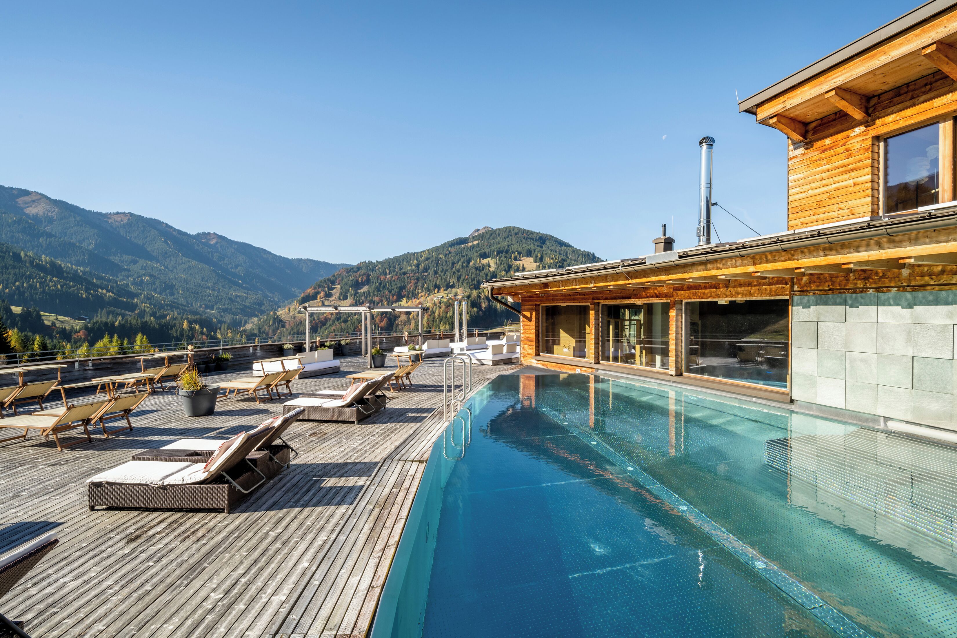 Una piscina al aire libre, sombrillas, tumbonas