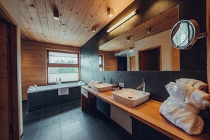 Panorama Suite | Bathroom | Free toiletries, hair dryer, bathrobes, slippers - Forsthofalm (Leogang)