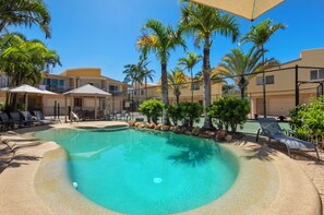 Outdoor pool, a heated pool, pool umbrellas, sun loungers - Coolum Beach Getaway Resort (Coolum Beach)