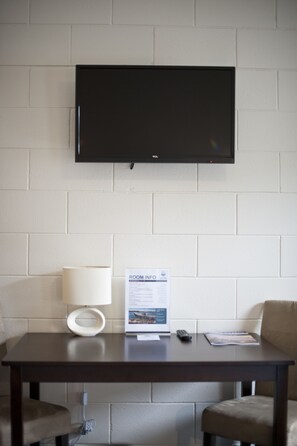 Desk, blackout drapes, iron/ironing board, free WiFi - Victor Harbor City Inn (Victor Harbor)