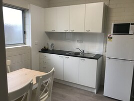 Habitación familiar | Cocina privada | Frigorífico, microondas, cafetera o tetera y hervidor eléctrico