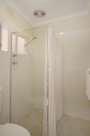 Shower, free toiletries, hair dryer, towels - Victor Harbor City Inn (Victor Harbor)