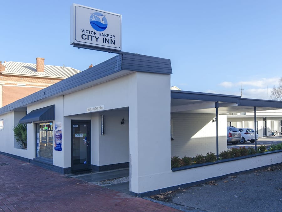 Un bâtiment moderne, sur lequel on peut lire l’enseigne « Victor Harbor City Inn », doté d’une entrée abritée et d’un espace de stationnement.