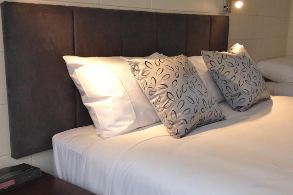 Meja, langsir/tirai gelap terus, seterika/papan seterika, Wi-fi percuma