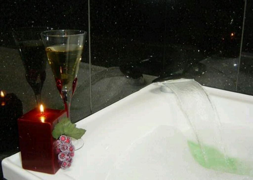 combined shower/bathtub, jetted bath, hair dryer, towels